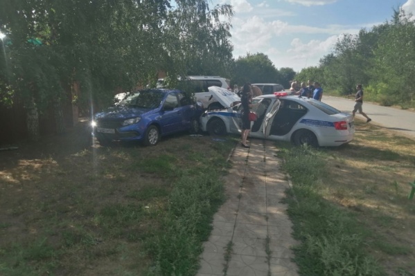 Чудом в аварии никто не пострадал Чудом в аварии никто не пострадал