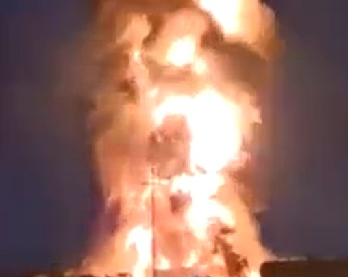 В Югре произошла авария на месторождении. Столб пламени поднялся на несколько метров в высоту. ВИДЕО
