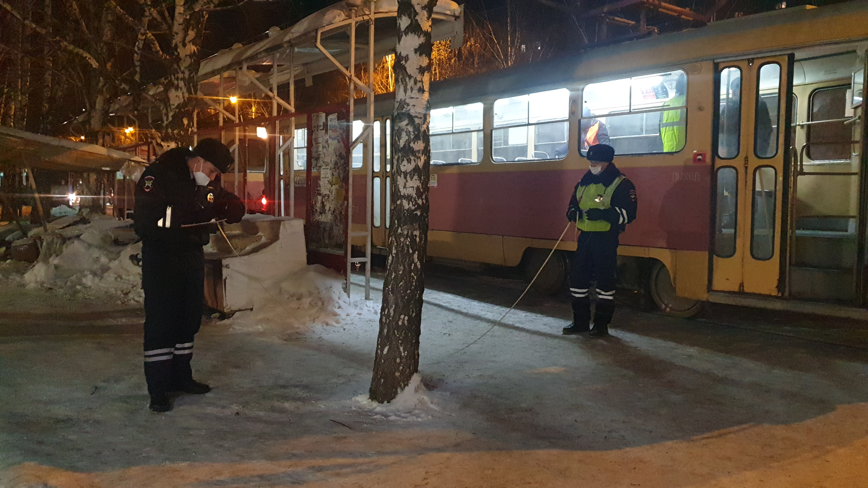 В Екатеринбурге 4-летний мальчик получил перелом из-за того, что водитель трамвая не вовремя закрыла дверь