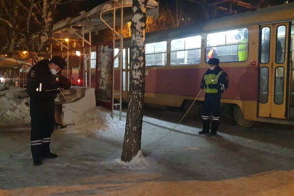 Бабушка вышла первой, чтобы взять внука на руки, но двери закрылись Бабушка вышла первой, чтобы взять внука на руки, но двери закрылись