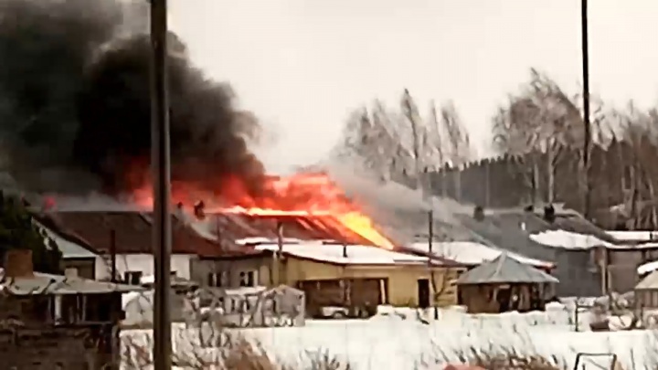 В Пермском районе горят два здания — пожарные тушат огонь уже больше часа