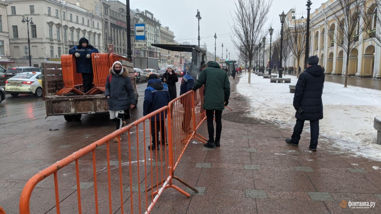 У Гостиного двора вдоль Невского проспекта устанавливают ограждения. Петербург готовится к несанкционированным акциям