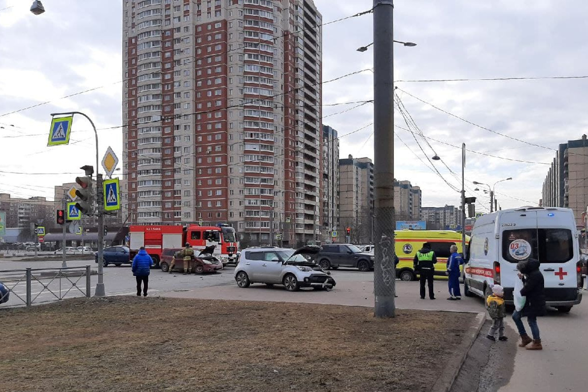 Спасатели и медики работают на месте ДТП на северо-западе Петербурга. Авария собирает пробку
