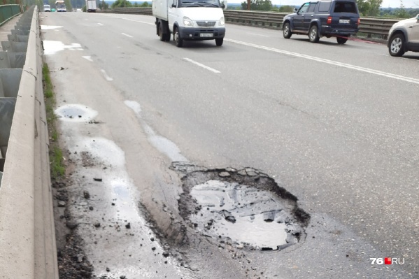 На Суринском путепроводе в Ярославле опять появились ямы На Суринском путепроводе в Ярославле опять появились ямы