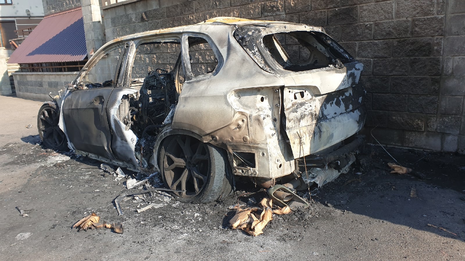 Бмв сгорела. Сгорел БМВ х5. Санкт-Петербург сгорел автомобиль. СПБ сгорела машина сегодня.