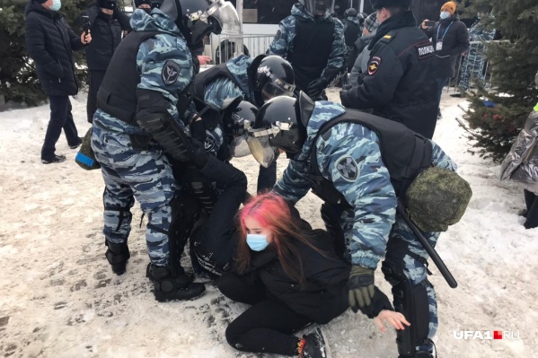 Стражи порядка с протестующими не церемонились Стражи порядка с протестующими не церемонились