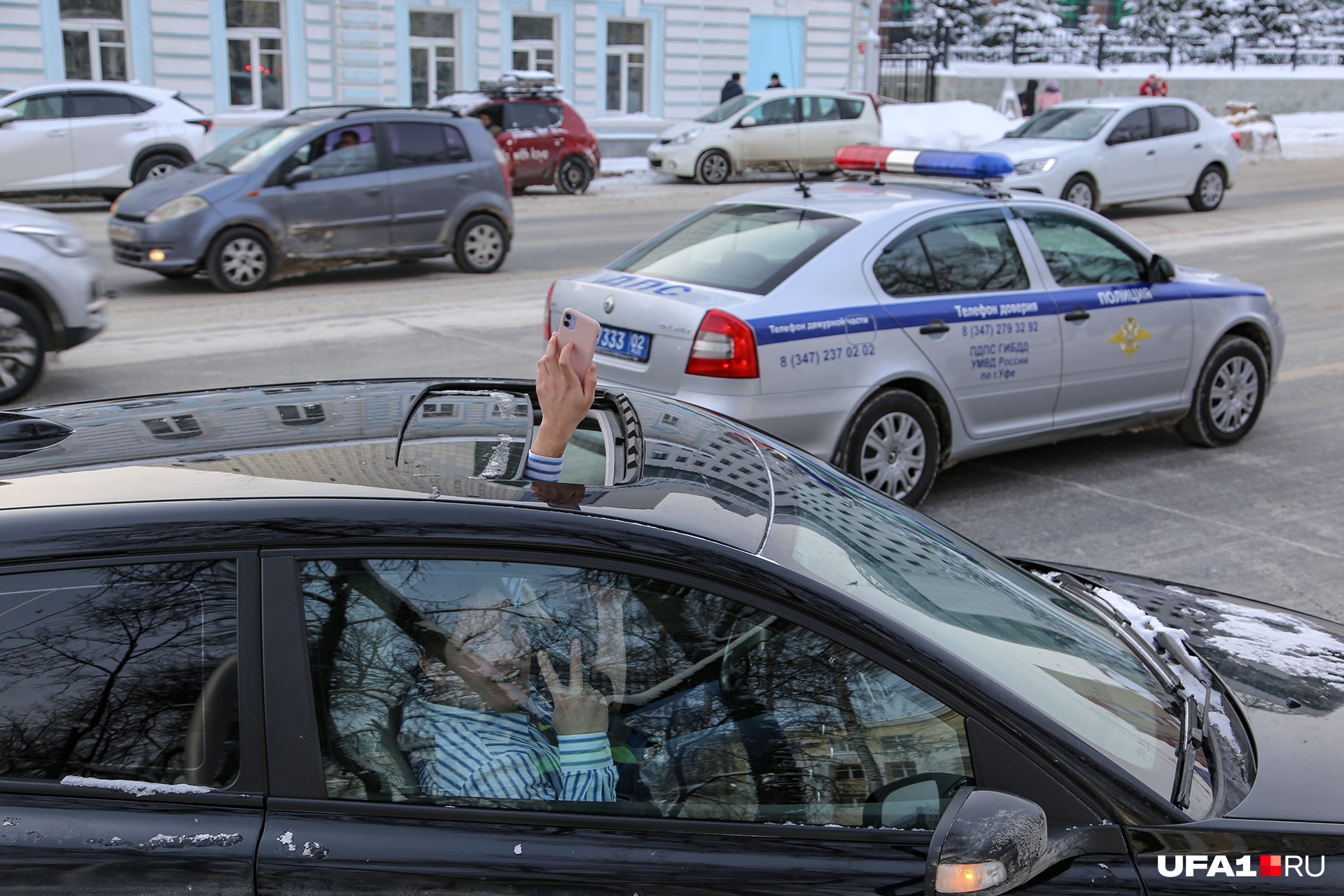 Этот парень перехитрил многих — снимал происходящее из теплого салона авто Этот парень перехитрил многих — снимал происходящее из теплого салона авто