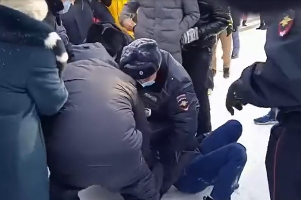 Активиста пытались скрутить пятеро полицейских Активиста пытались скрутить пятеро полицейских 