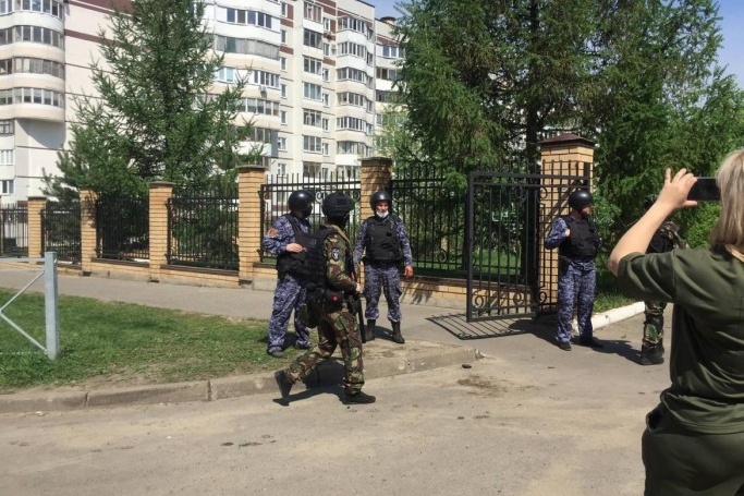 Фото с места сегодняшних событий в школе в Казани