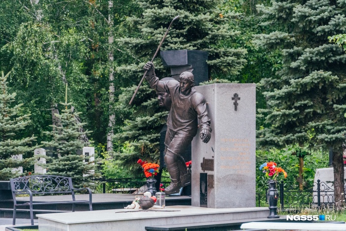 На входе на Старо-Северное кладбище сразу виден памятник Алексею Черепанову