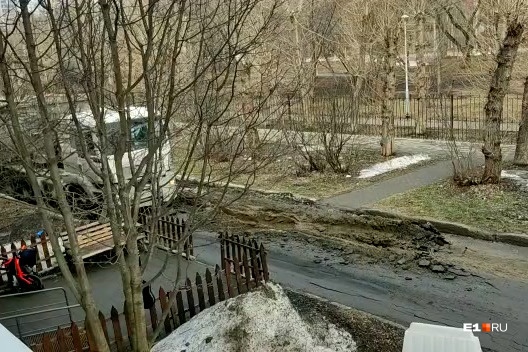 Екатеринбуржцы пожаловались на технику, которая уничтожила дорогу у снесенного здания ПРОМЭКТа. Видео