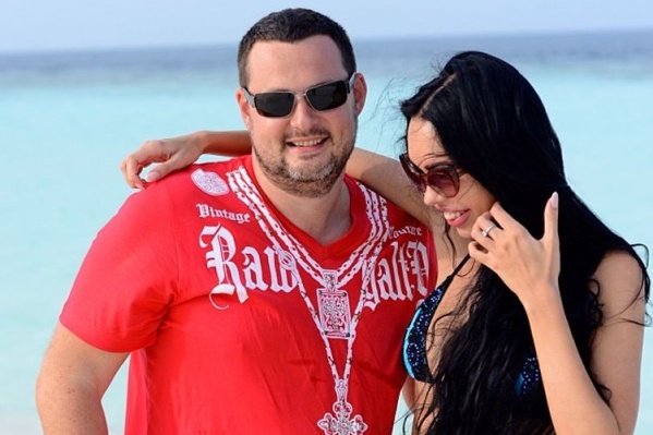 Сам Алексей Шаповалов сейчас проживает с женой в ОАЭ Сам Алексей Шаповалов сейчас проживает с женой в ОАЭ