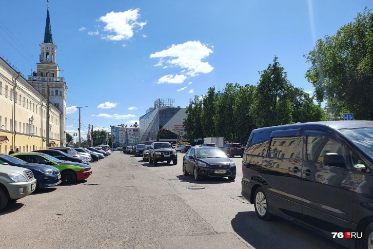 Парковка на улице Победы в Ярославле — это хаос