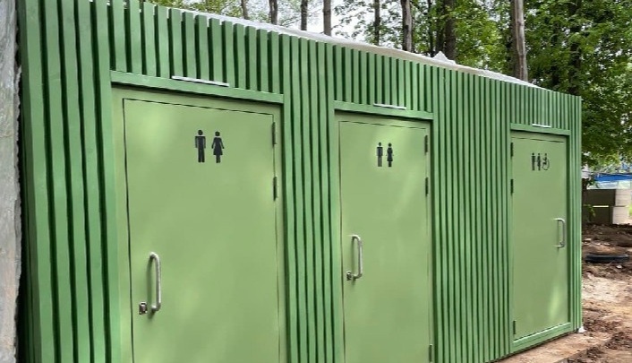 Даже зеркала металлические: в парке «Швейцария» начали устанавливать антивандальные туалеты
