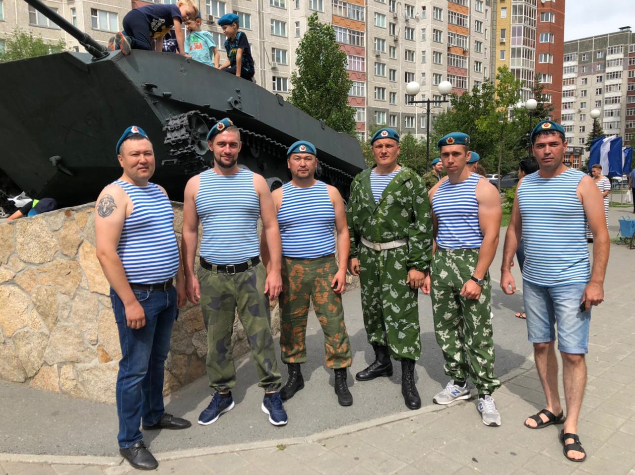 Тюменские десантники собрались дружной компанией