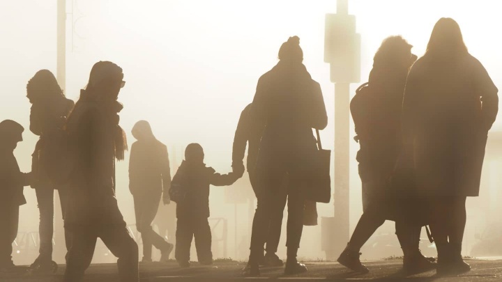 Пермь накрыло туманом. Публикуем самые красивые снимки городских улиц