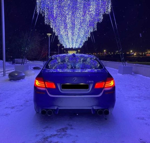 Участники автосообщества паркуются, где хотят, на этом фото, например, на тротуаре у Краеведческого музея Участники автосообщества паркуются, где хотят, на этом фото, например, на тротуаре у Краеведческого музея