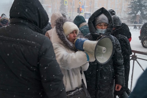 Елизавету Бычкову и Ольгу Кузнецову задержали накануне, их увезли в отделение полиции на <nobr class="_">Логинова, 31</nobr> Елизавету Бычкову и Ольгу Кузнецову задержали накануне, их увезли в отделение полиции на <nobr class="_">Логинова, 31</nobr>