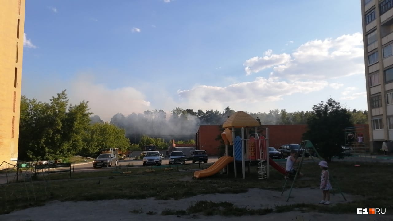 Горящий Екатеринбург: в городе десятки пожаров, огонь перекидывается на машины и дома
