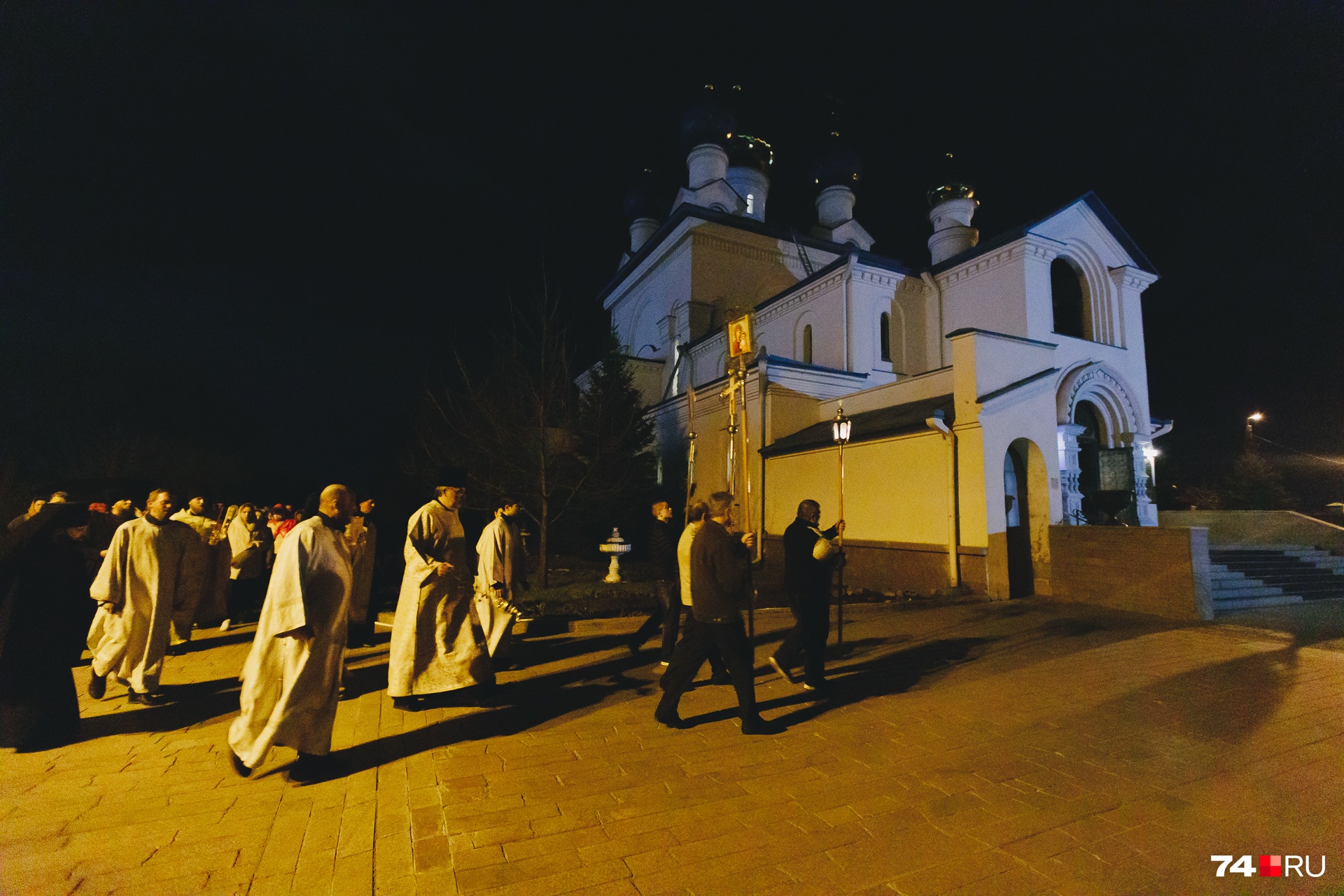 С молитвами священнослужители обошли вокруг храма