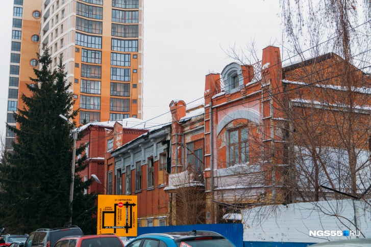 Среди высоток и аллей скромно спрятался доходный дом Среди высоток и аллей скромно спрятался доходный дом