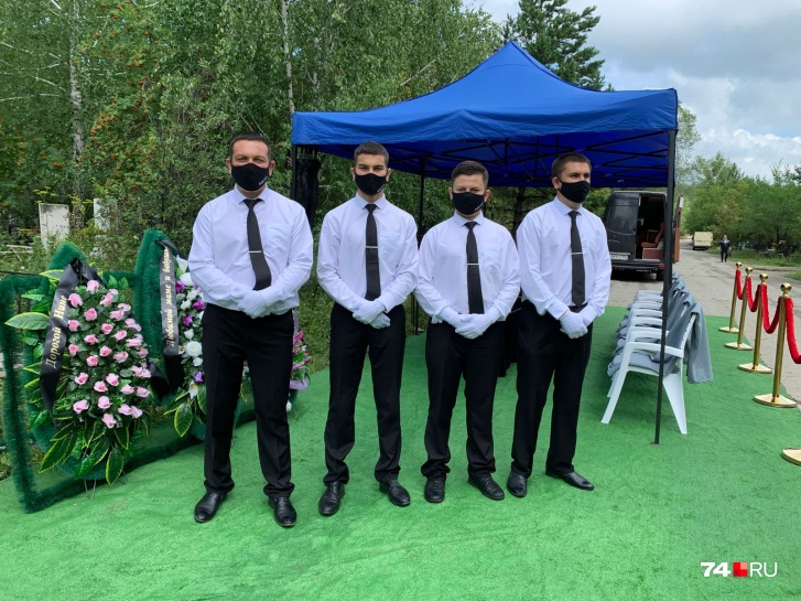 Рубашки, галстуки, вычищенные туфли — так выглядит похоронная бригада на элитных похоронах