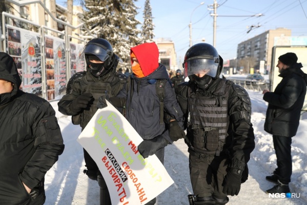 Участников акции начали задерживать уже в начале шествия Участников акции начали задерживать уже в начале шествия