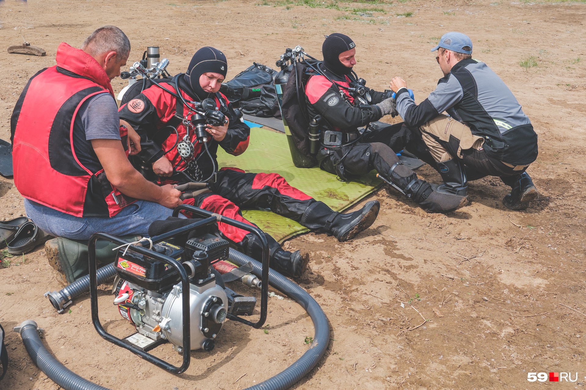 Под водой дайверы должны подготовить машину к подъему: прицепить тросы от подводных парашютов, надеть сверху сеть и полностью контролировать положение машины в воде