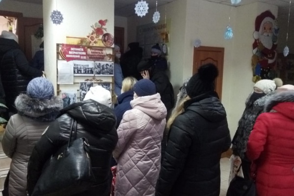 Люди несколько часов простояли в очереди, но подарки детям так и не получили Люди несколько часов простояли в очереди, но подарки детям так и не получили