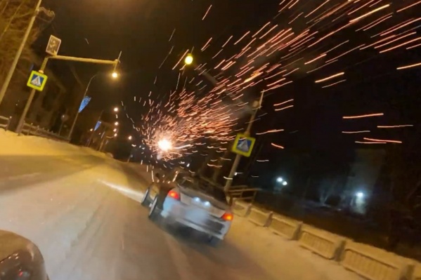 Во время гонок в автомобили стреляли из фейерверков Во время гонок в автомобили стреляли из фейерверков