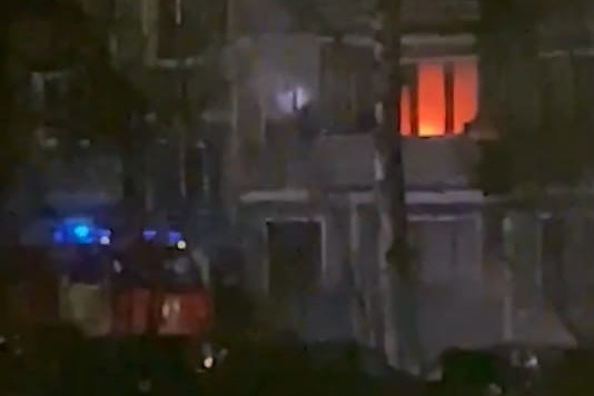 Пожарные выкидывали вещи из окон Пожарные выкидывали вещи из окон