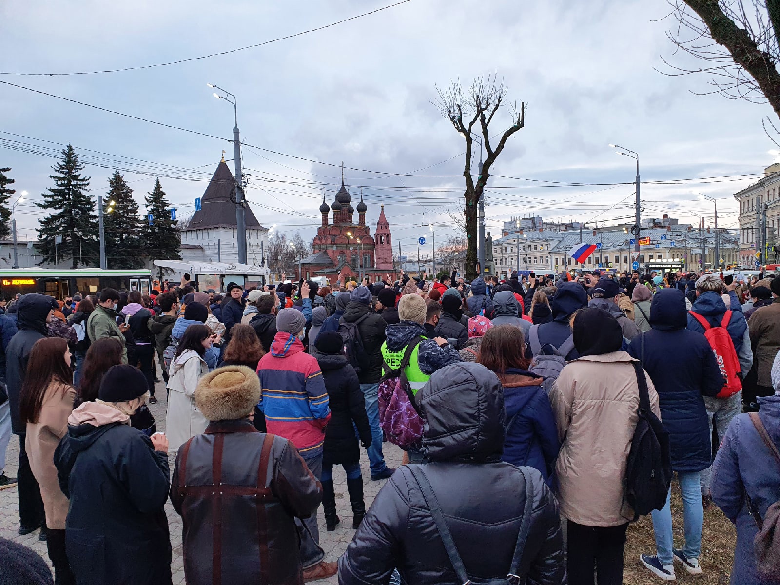 Вот столько было людей, кто пришел поддержать политика Алексея Навального, который <a href="https://76.ru/text/politics/2021/03/31/69842807/" target="_blank" class="_">объявил голодовку</a> в колонии, добиваясь медпомощи Вот столько было людей, кто пришел поддержать политика Алексея Навального, который <a href="https://76.ru/text/politics/2021/03/31/69842807/" target="_blank" class="_">объявил голодовку</a> в колонии, добиваясь медпомощи