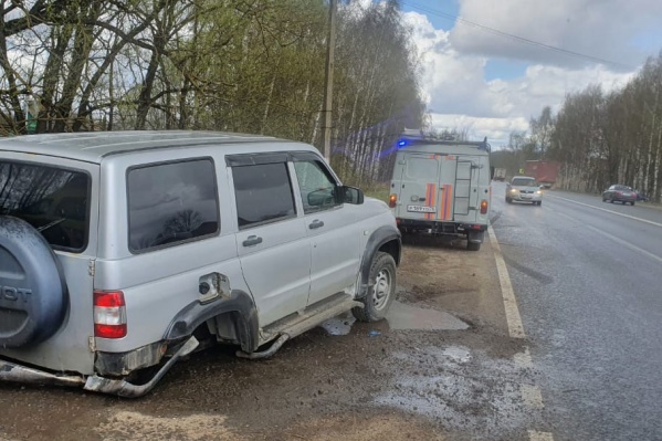У внедорожника оторвало заднее колесо У внедорожника оторвало заднее колесо