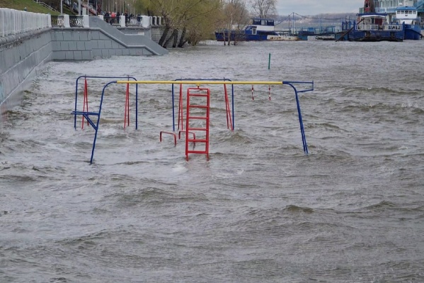 Вода сильно поднялась за последние три дня Вода сильно поднялась за последние три дня