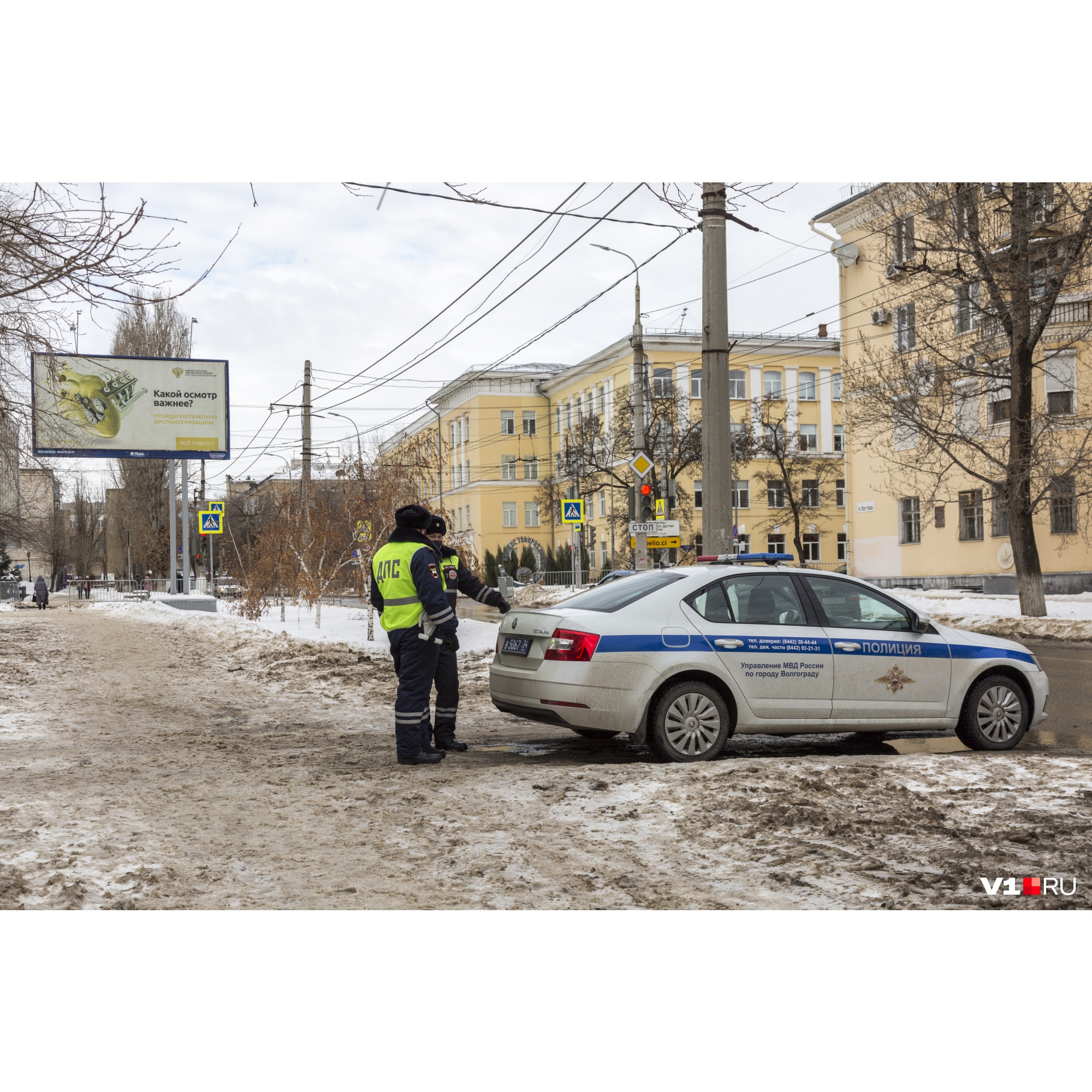 Несмотря на рекламу кажется, что сегодня здесь досмотр будет популярнее осмотра Несмотря на рекламу кажется, что сегодня здесь досмотр будет популярнее осмотра