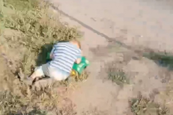 Мальчик гулял один, а потом уснул у самого края дороги Мальчик гулял один, а потом уснул у самого края дороги