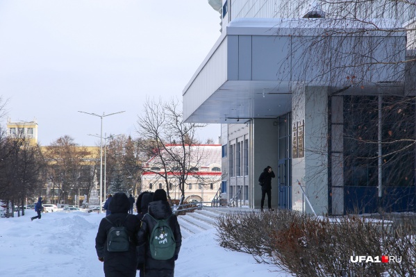 По мнению властей, объединить два ведущих вуза необходимо, поскольку иначе они не выдержат глобальную конкуренцию По мнению властей, объединить два ведущих вуза необходимо, поскольку иначе они не выдержат глобальную конкуренцию