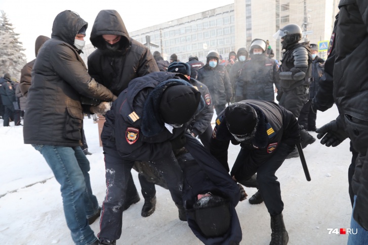 В прошлую субботу, 23 января, у памятника Курчатову проходили задержания — по приблизтельным оценкам, с акции протеста увели около 30 человек В прошлую субботу, 23 января, у памятника Курчатову проходили задержания — по приблизтельным оценкам, с акции протеста увели около 30 человек 