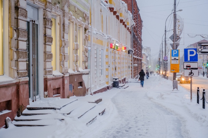 По словам Алексея Дёмкина, недоработки в основном связаны с расчисткой парковочных карманов, хотя из них по контрактам снег должен убираться в те же сроки