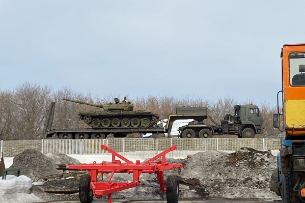 Военная техника остановилась на дороге Военная техника остановилась на дороге