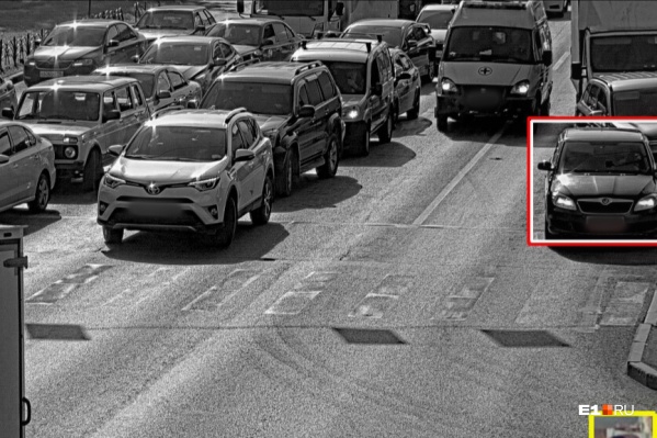 На этом кадре видно, что Skoda проезжает вперед, чтобы пропустить скорую помощь На этом кадре видно, что Skoda проезжает вперед, чтобы пропустить скорую помощь