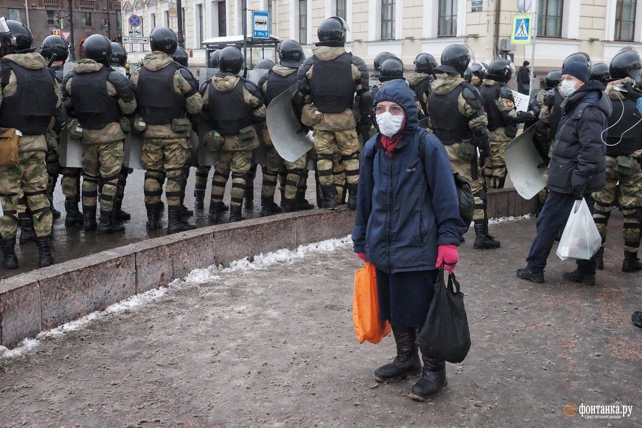 Балалайка как пропуск на Невский, драки с полицией и пистолет, который не выстрелил. Петербургский протест повышает градус жестокости