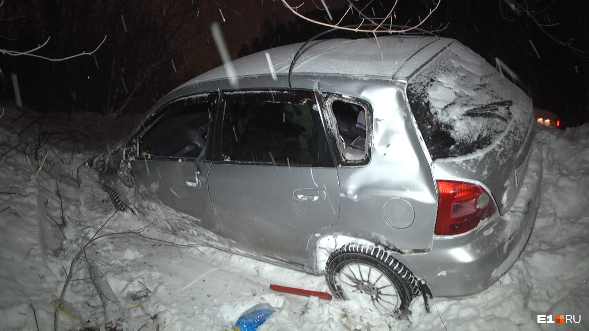 В Екатеринбурге Honda вылетела в кювет на заснеженной дороге, пострадал пассажир