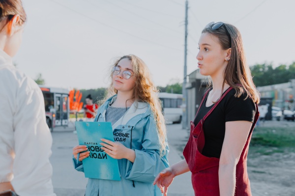 «Новые люди» объясняют прохожим, в чем проблема слияния регионов «Новые люди» объясняют прохожим, в чем проблема слияния регионов
