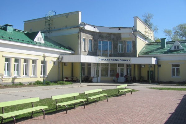 Ремонтные работы в здании поликлиники уже закончены, но до этого ее успело залить дождем Ремонтные работы в здании поликлиники уже закончены, но до этого ее успело залить дождем