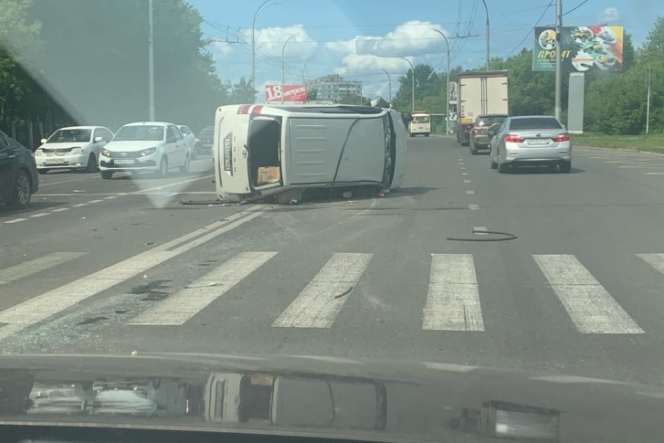 Одна машина перевернулась Одна машина перевернулась
