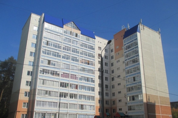 Снег упал с крыши многоэтажки на улице Костычева Снег упал с крыши многоэтажки на улице Костычева