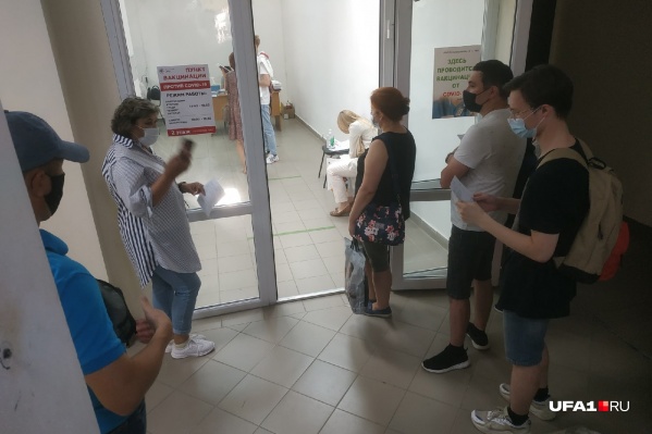 В медпункте на Гостином дворе с очередями больше проблем нет, потому что нет вакцины В медпункте на Гостином дворе с очередями больше проблем нет, потому что нет вакцины