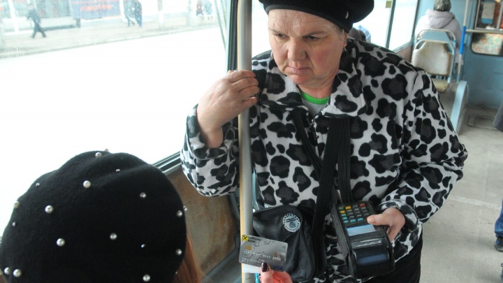 В общественном транспорте Екатеринбурга перестанет работать оплата с помощью смартфона