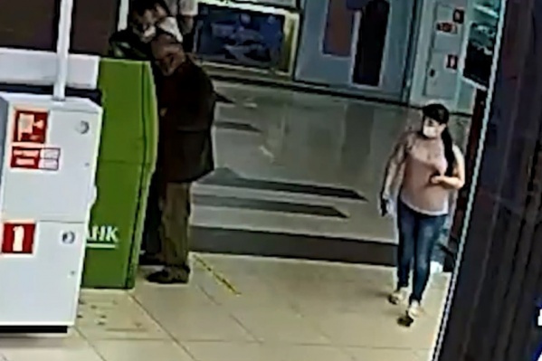 Случай произошел в ТРЦ «Европарк». Жительница Архангельска Юлия попросила охрану выяснить, нужна ли помощь пенсионеру у банкомата Случай произошел в ТРЦ «Европарк». Жительница Архангельска Юлия попросила охрану выяснить, нужна ли помощь пенсионеру у банкомата